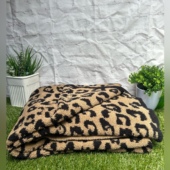 BAREFOOT DREAMS Midnight/ Camel Throw Blanket gently used $180 - Picture 9 of 12